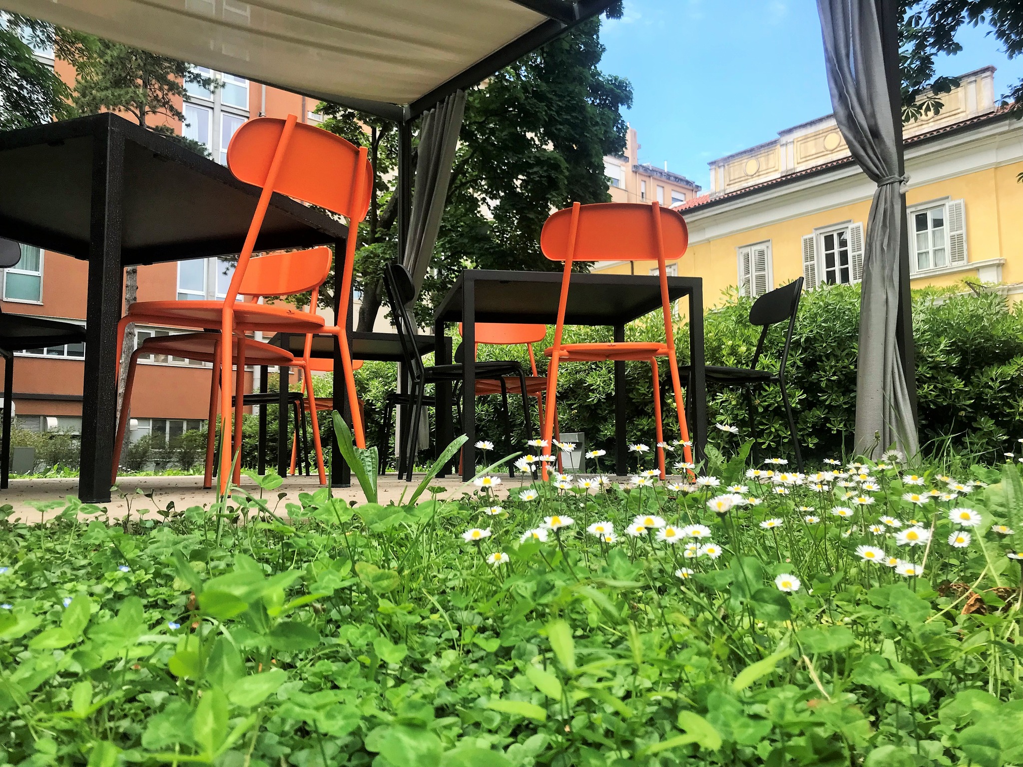 Il gazebo all'interno del giardino della Biblioteca, rappresenta uno spazio ideale, nelle belle stagioni, per lo studio e i momenti di pausa degli utenti